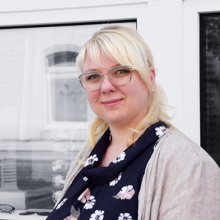 Blonde Frau mit Brille